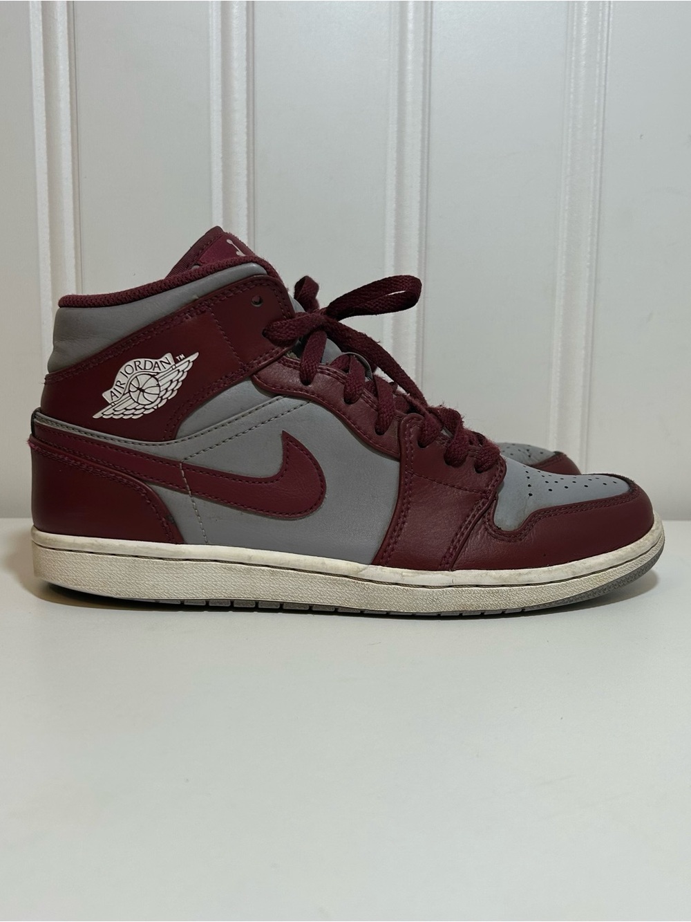 Jordan 1 cherrywood red Mid-Top Sneakers in Burgundy and Gray